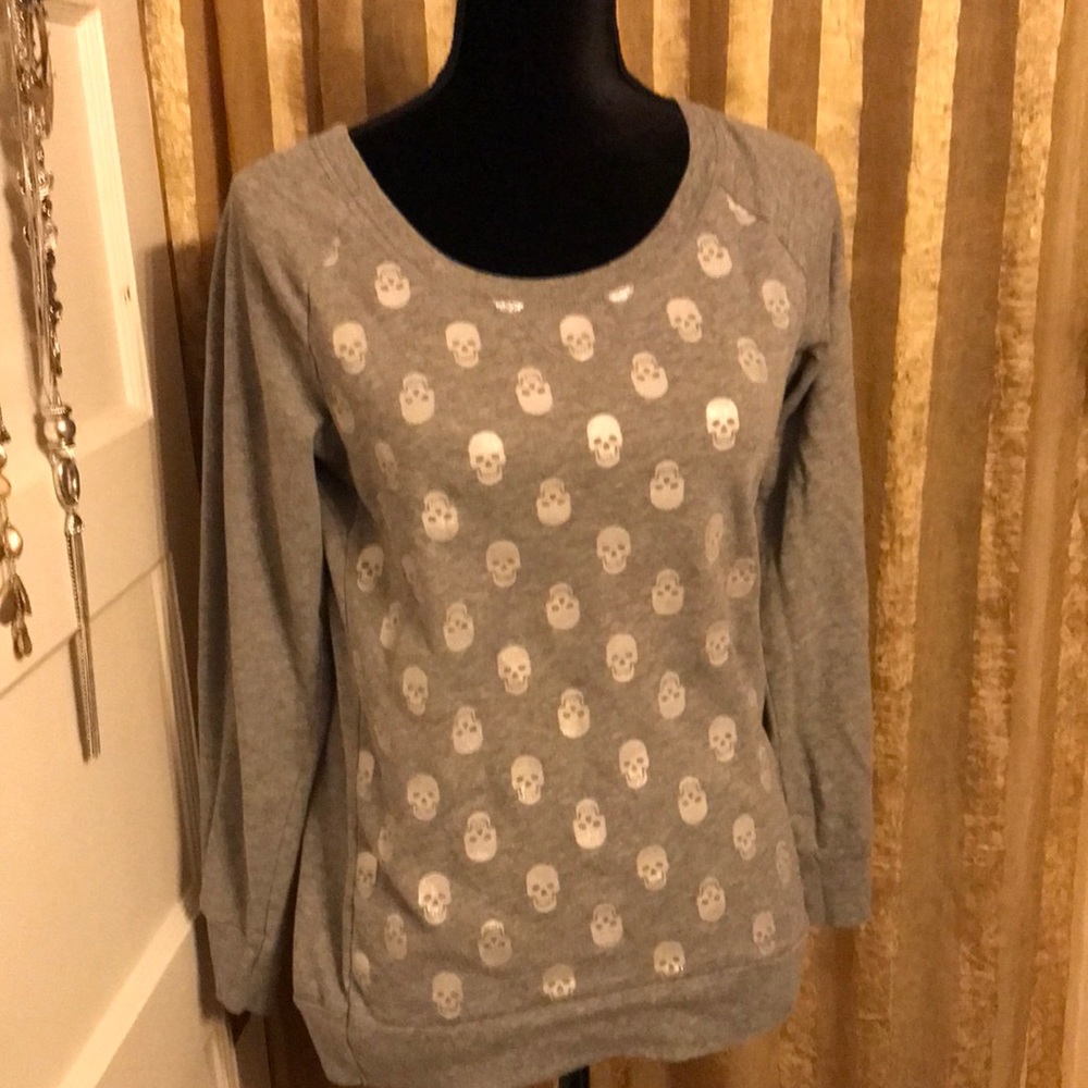 Grey No Boundaries long sleeve with silver sculls